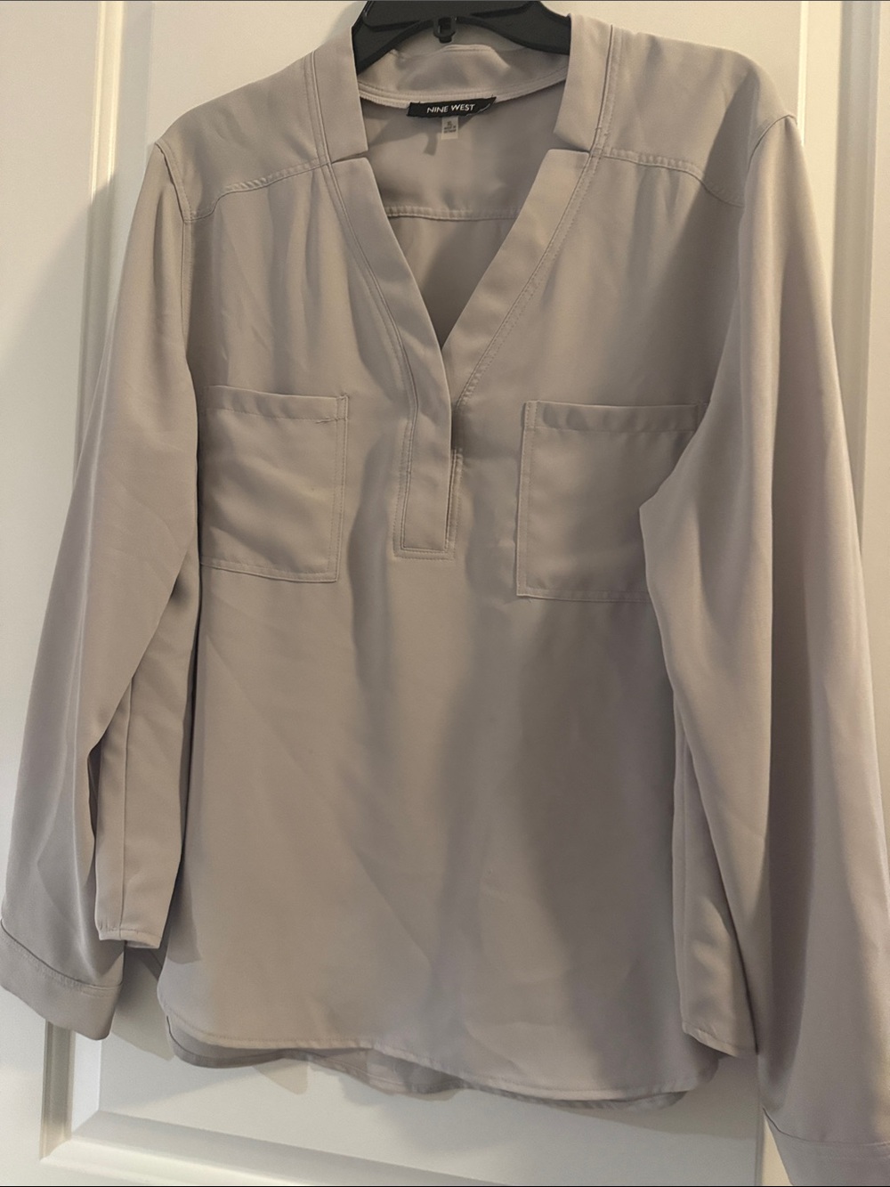 Nine West Light Gray V-Neck Long-Sleeve Blouse